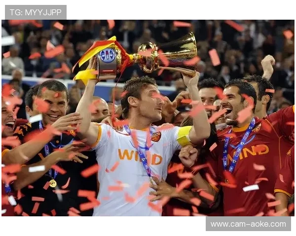 业余联赛决赛举办，意甲冠军奖杯现场展示