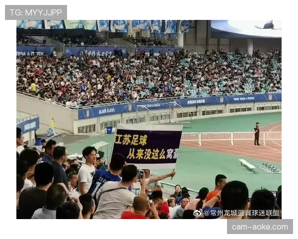 科隆主场球迷抗议管理层，比赛第19分钟集体背对球场